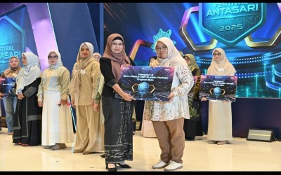 Guru SMKN 5 Banjarmasin, Asma Faridah, SH, Raih Harapan 2 pada Lomba Guru Peduli CBP Rupiah Tingkat SMA se-Kalimantan Selatan