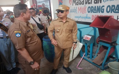 Wali Kota Banjarmasin Tinjau Produk Inovasi Pengolah Limbah Plastik di SMKN 5 Banjarmasin  Tahun 2025