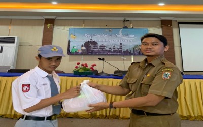 OSIS SMK NEGERI 5 BANJARMASIN MENYELENGGARAN KEGIATAN TALI ASIH KEPADA BEBERAPA SISWA/I SMKN 5 BANJARMASIN