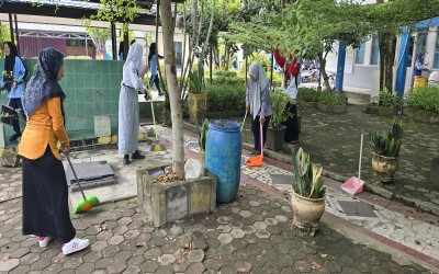 Kegiatan Jumat Bersih SMKN 5 Banjarmasin 2024